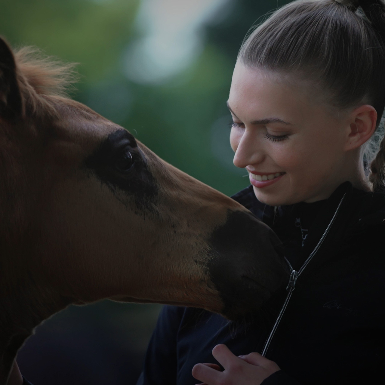 Dein Partner im Reitsport Frau mit Fohlen